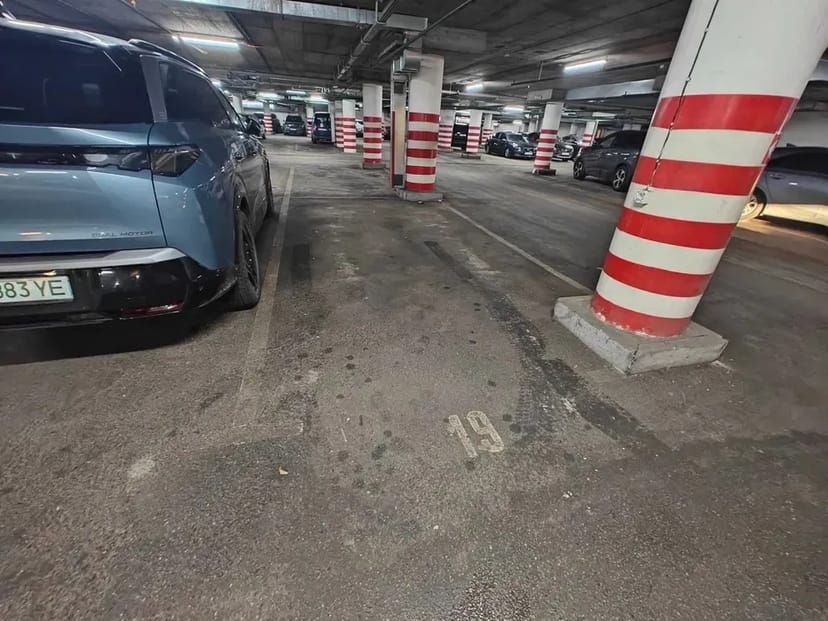 Паркомісце №19 у зручному паркінгу
