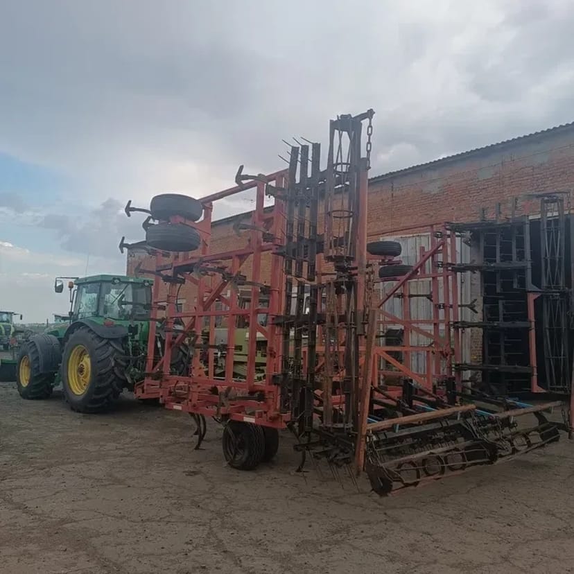 Трактор John Deere 8520 надійна техніка для польових робіт
