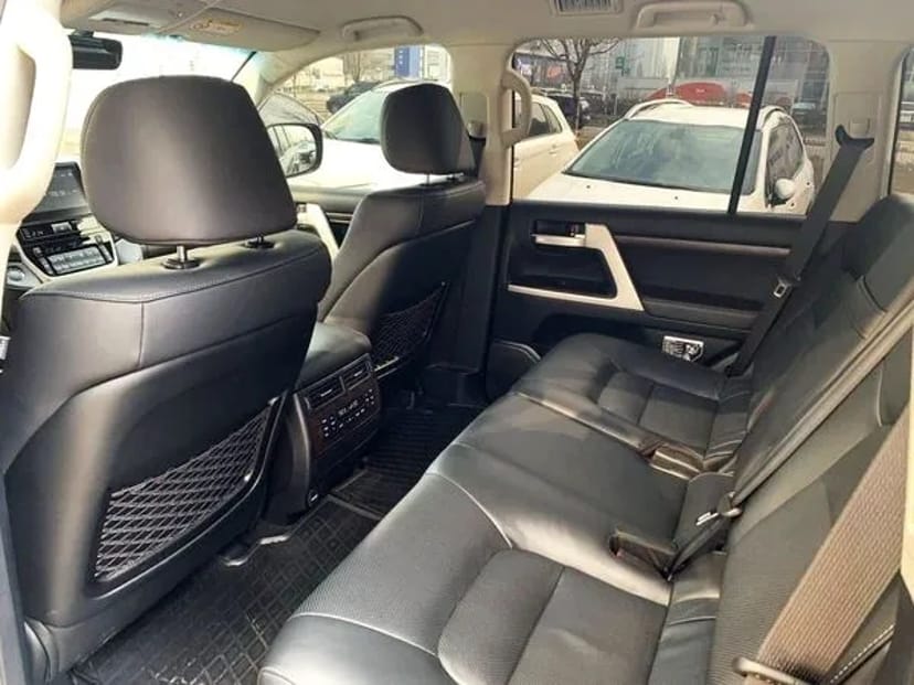 256 Джип Toyota Land Cruiser 200 4.5d на весілля