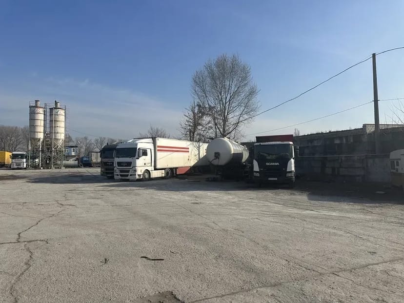Цілодобова стоянка для вантажних автомобілів