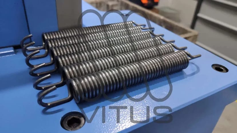 Пружина батута. Пружина для батута. Пружини для спортивного батута.