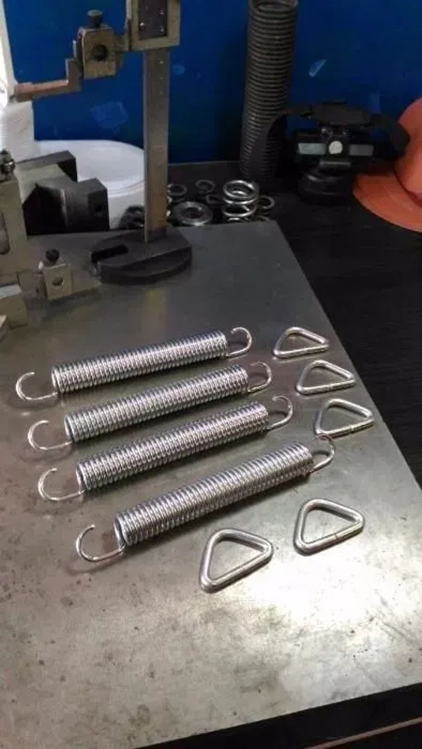 Пружина батута. Пружина для батута. Пружини для спортивного батута.