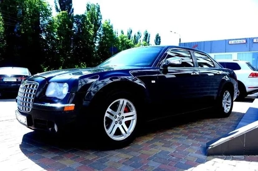 136 Chrysler 300C чорний авто на весілля замовити з водієм