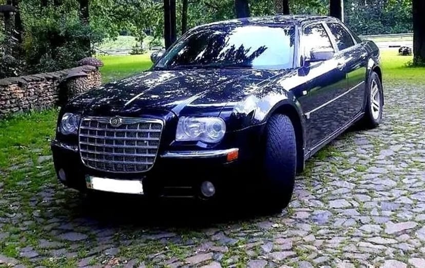 136 Chrysler 300C чорний авто на весілля замовити з водієм