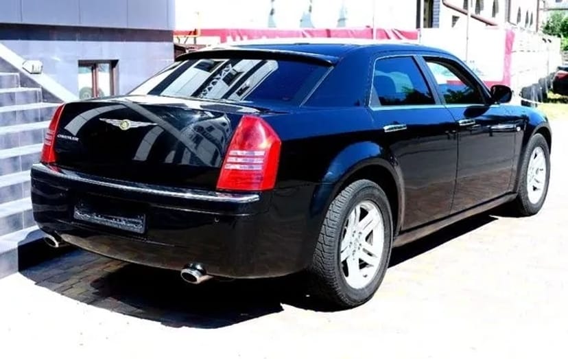 136 Chrysler 300C чорний авто на весілля замовити з водієм