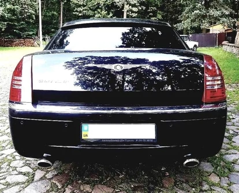 136 Chrysler 300C чорний авто на весілля замовити з водієм