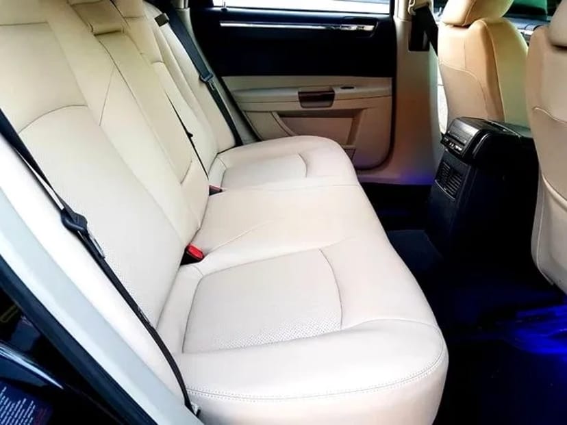 136 Chrysler 300C чорний авто на весілля замовити з водієм