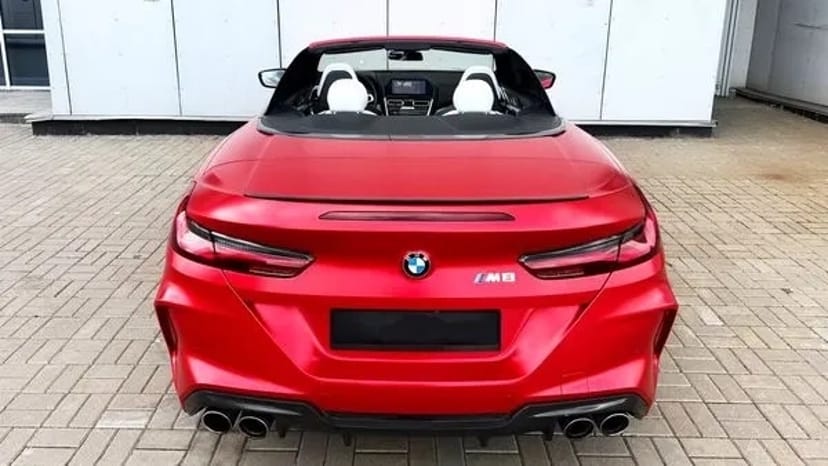 286 Кабріолет BMW M8 F91 Cabrio червона без водія