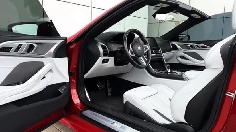 286 Кабріолет BMW M8 F91 Cabrio червона без водія