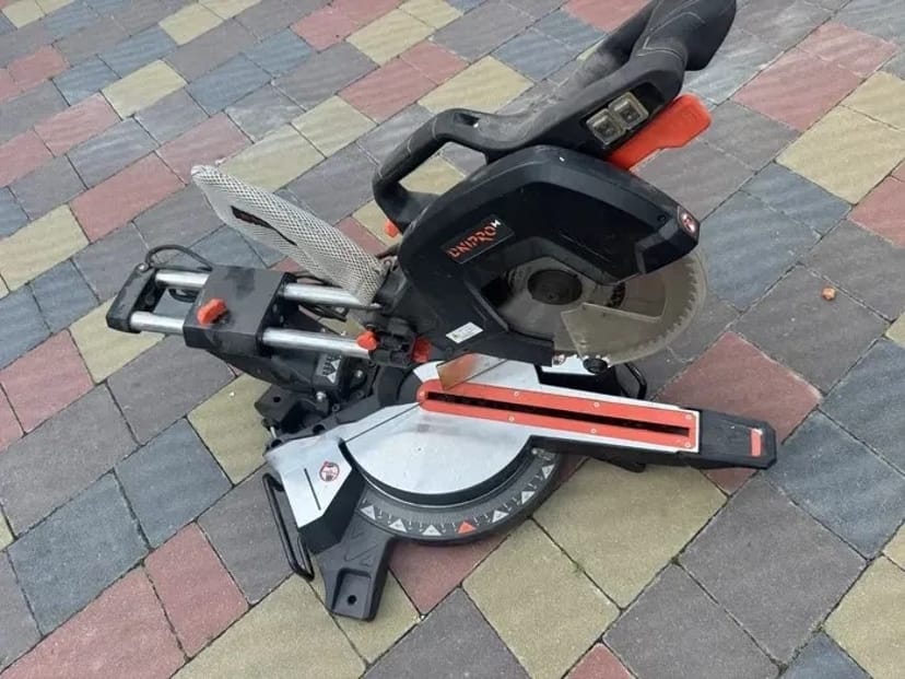 Торцова пилка по дереву професійна