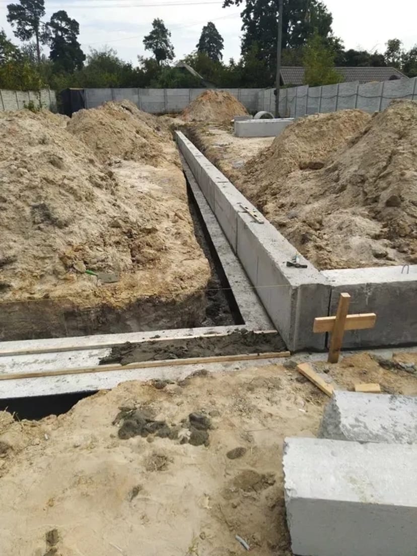 Фундаментні роботи, кладка стін, покрівельні роботи.