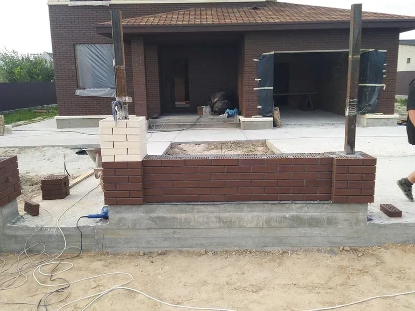 Фундаментні роботи, кладка стін, покрівельні роботи.