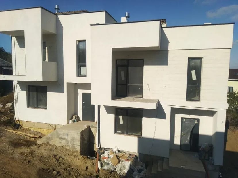 Фундаментні роботи, кладка стін, покрівельні роботи.