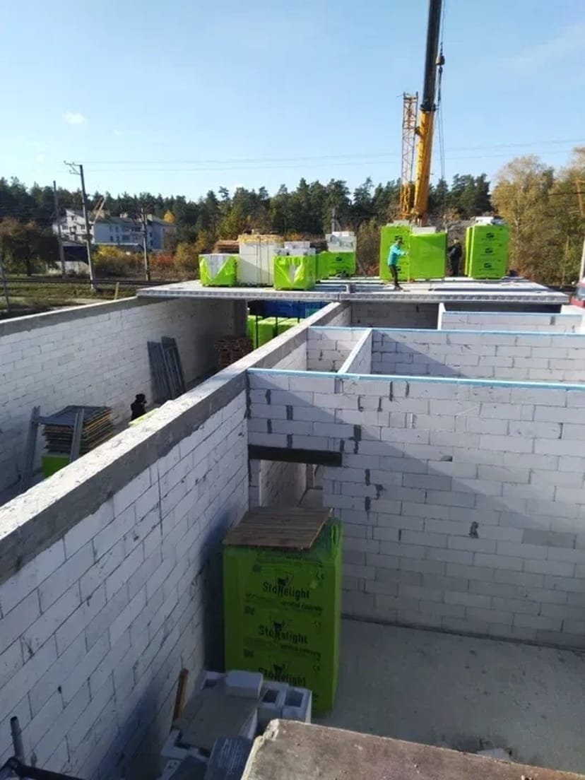 Фундаментні роботи, кладка стін, покрівельні роботи.