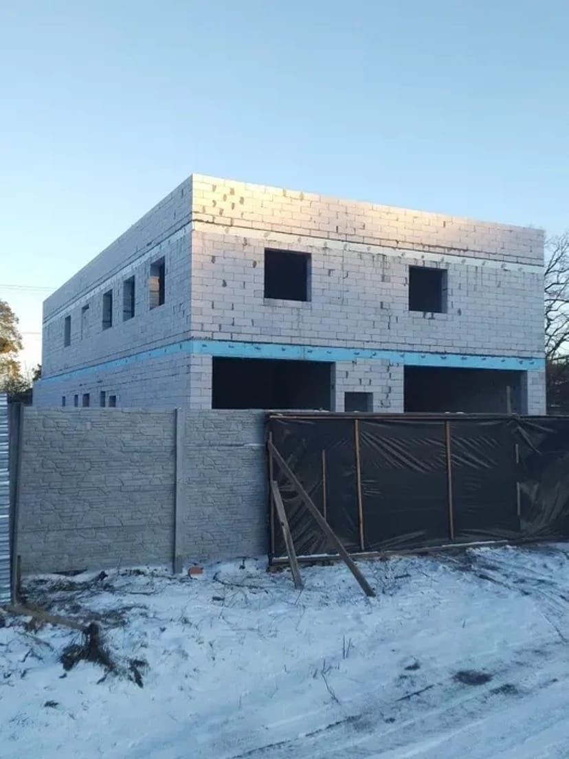 Фундаментні роботи, кладка стін, покрівельні роботи.