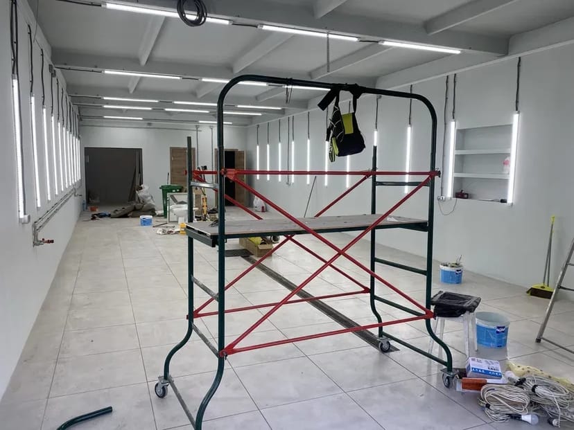 Вишка тура . Для роботи на висоті зі стопором на колесах.