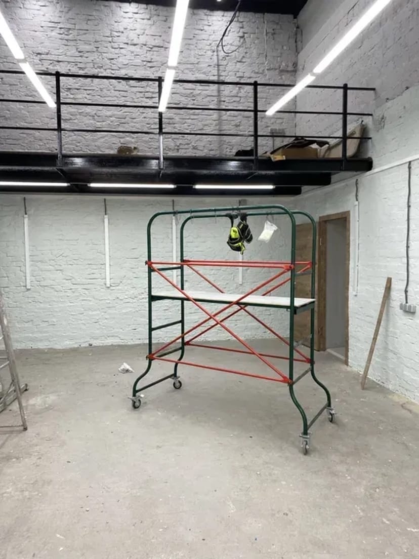 Вишка тура . Для роботи на висоті зі стопором на колесах.