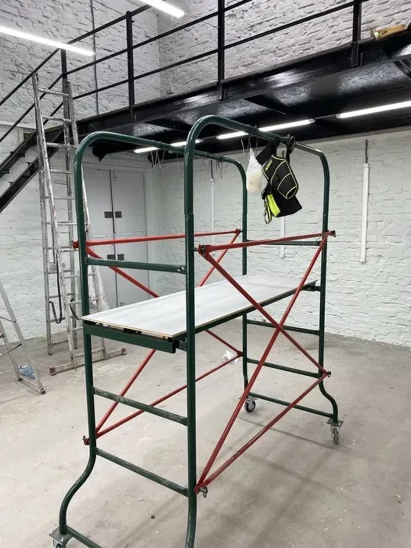 Вишка тура . Для роботи на висоті зі стопором на колесах.