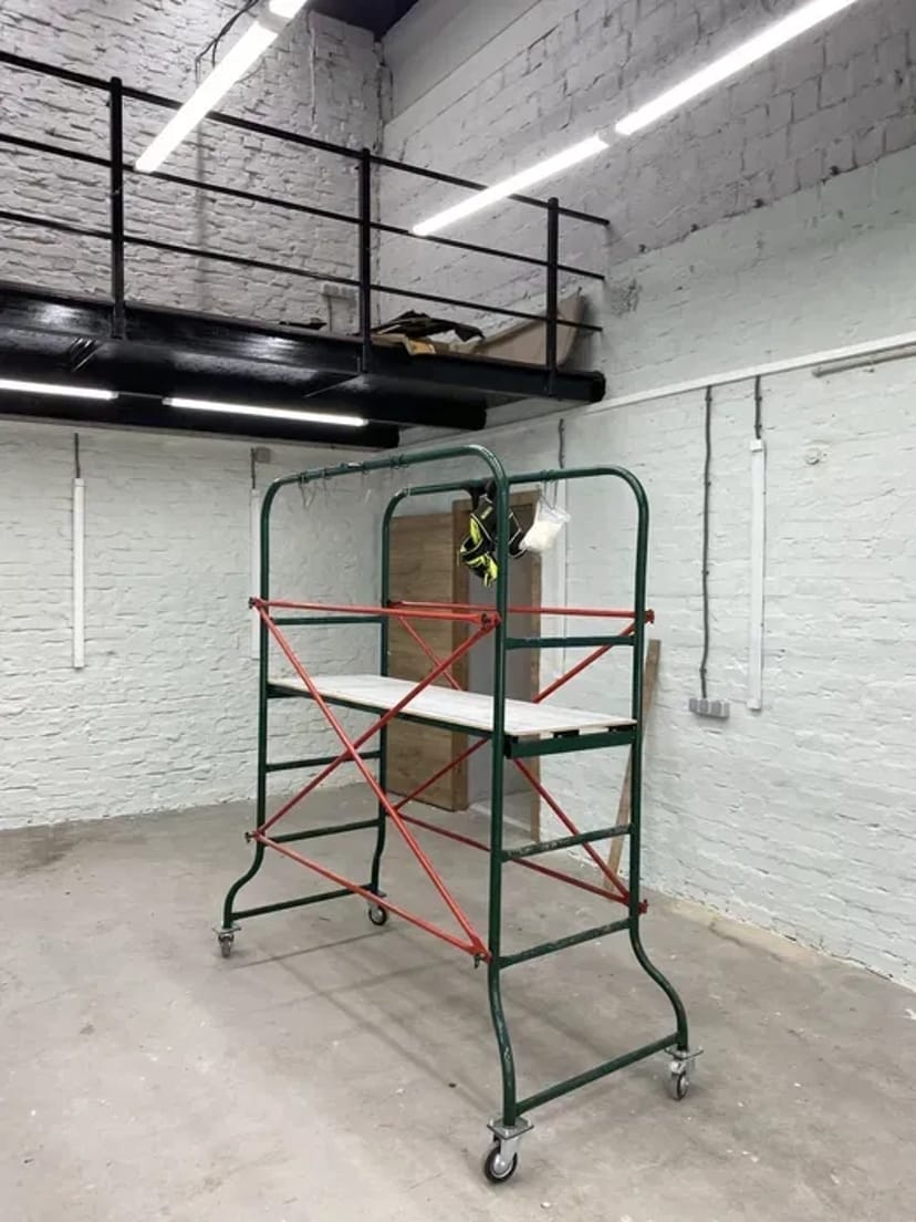 Вишка тура . Для роботи на висоті зі стопором на колесах.