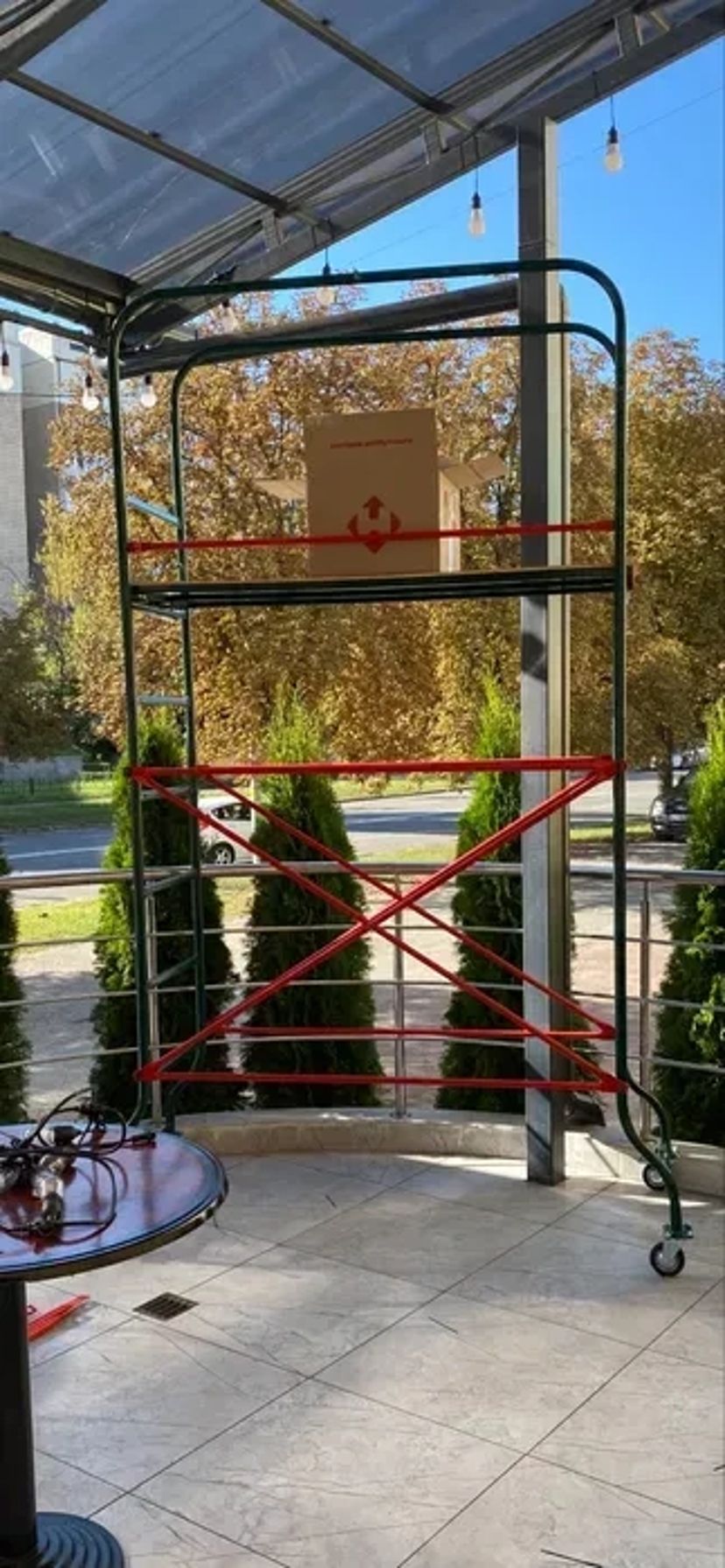 Вишка тура . Для роботи на висоті зі стопором на колесах.