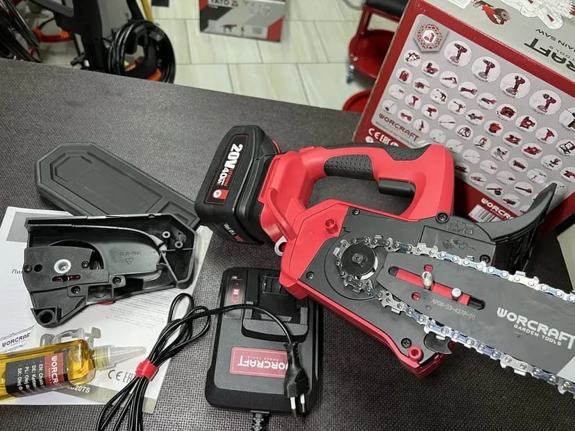 Акумуляторна безщіткова ланцюгова пилка WORCRAFT CGC-S20LiB