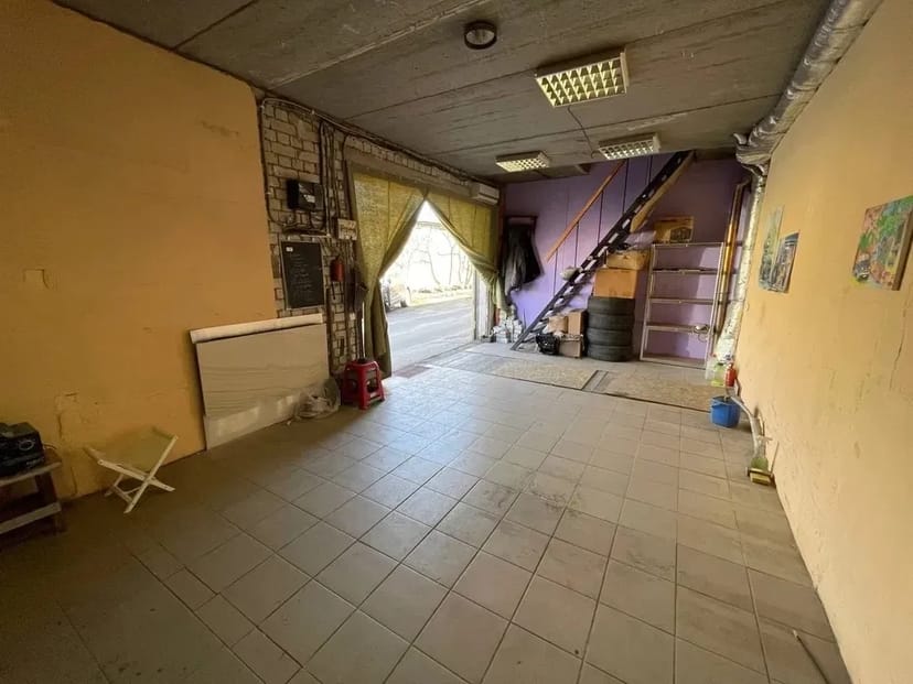 Гаражний бокс для роботи з автомобілями