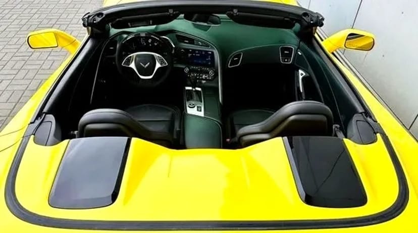 011 Кабріолет Chevrolete Corvette Stingray жовтий на зйомки