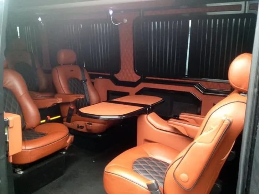 278 Мікроавтобус Mercedes Sprinter чорный VIP class з водієм