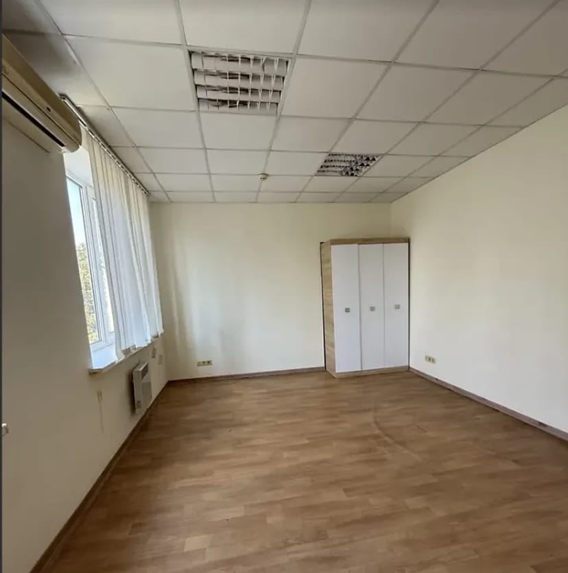 Спеціальне приміщення на просп. Хмельницького Богдана 139, площа 420 кв.м