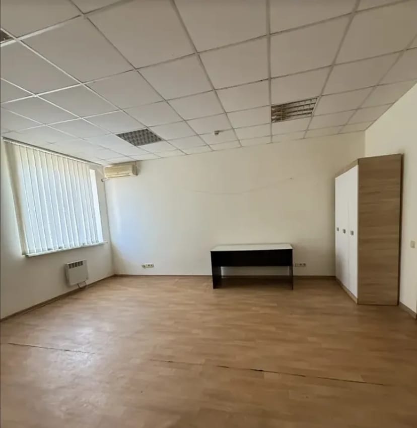 Спеціальне приміщення на просп. Хмельницького Богдана 139, площа 420 кв.м