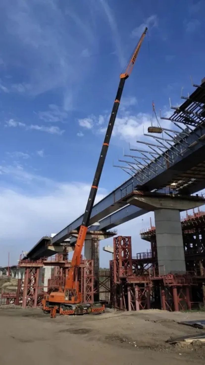 Важкий автокран 75т – Висота підйому до 60м