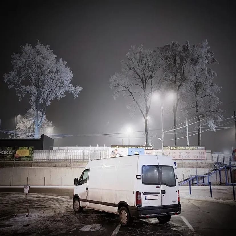 Вантажні перевезення та досвідчені вантажники. Доставка та переїзди