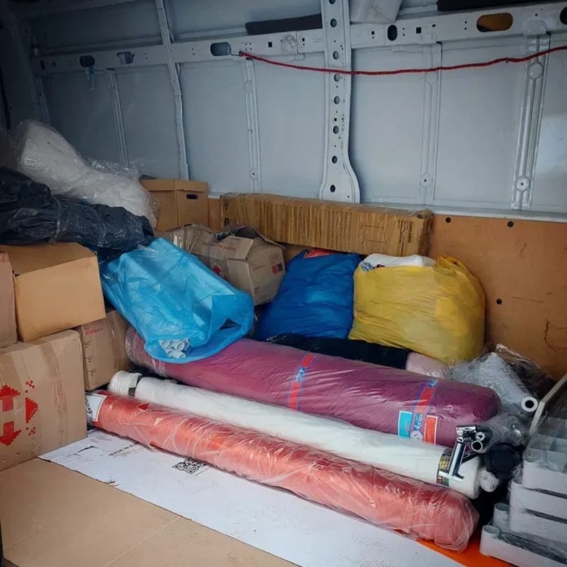 Вантажні перевезення та досвідчені вантажники. Доставка та переїзди