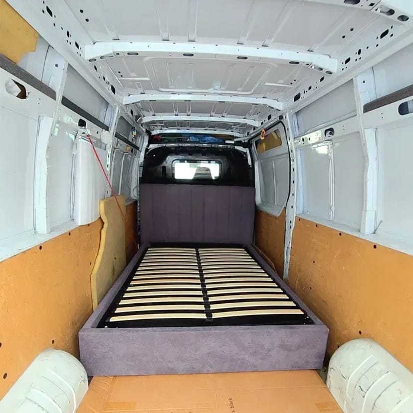 Вантажні перевезення та досвідчені вантажники. Доставка та переїзди