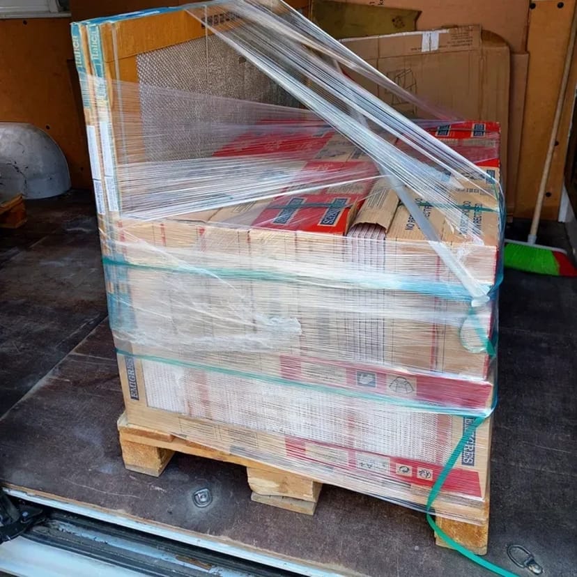 Вантажні перевезення та досвідчені вантажники. Доставка та переїзди