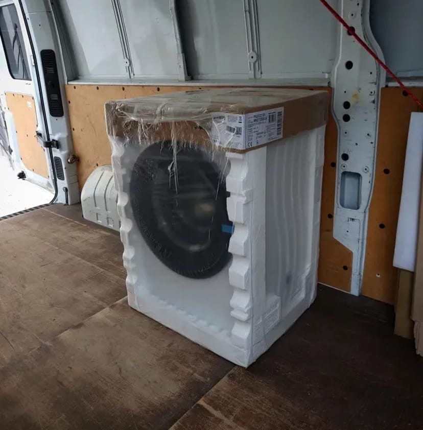 Вантажні перевезення та досвідчені вантажники. Доставка та переїзди