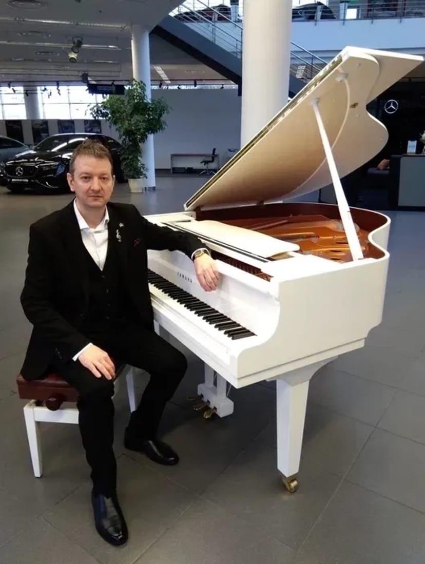 Роялі, Послуги піаниста.