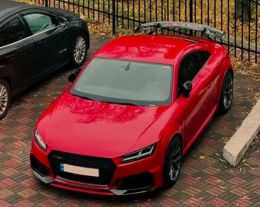 419 Audi TT RS червона для фотосесії зйомки