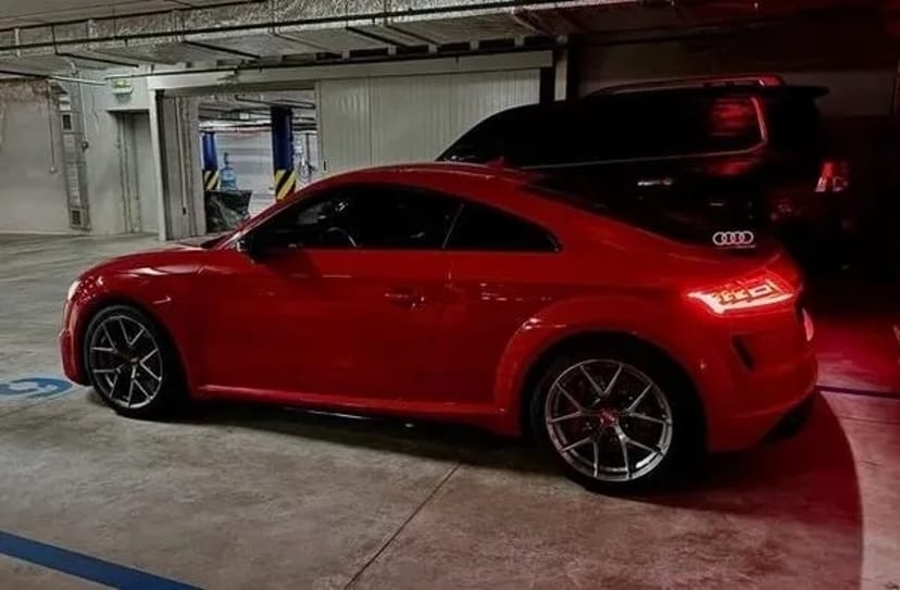 419 Audi TT RS червона для фотосесії зйомки