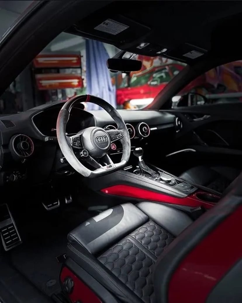419 Audi TT RS червона для фотосесії зйомки