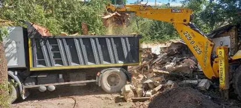 Вивіз будівельного сміття, хламу, снігу, гілок. Послуги вантажників.