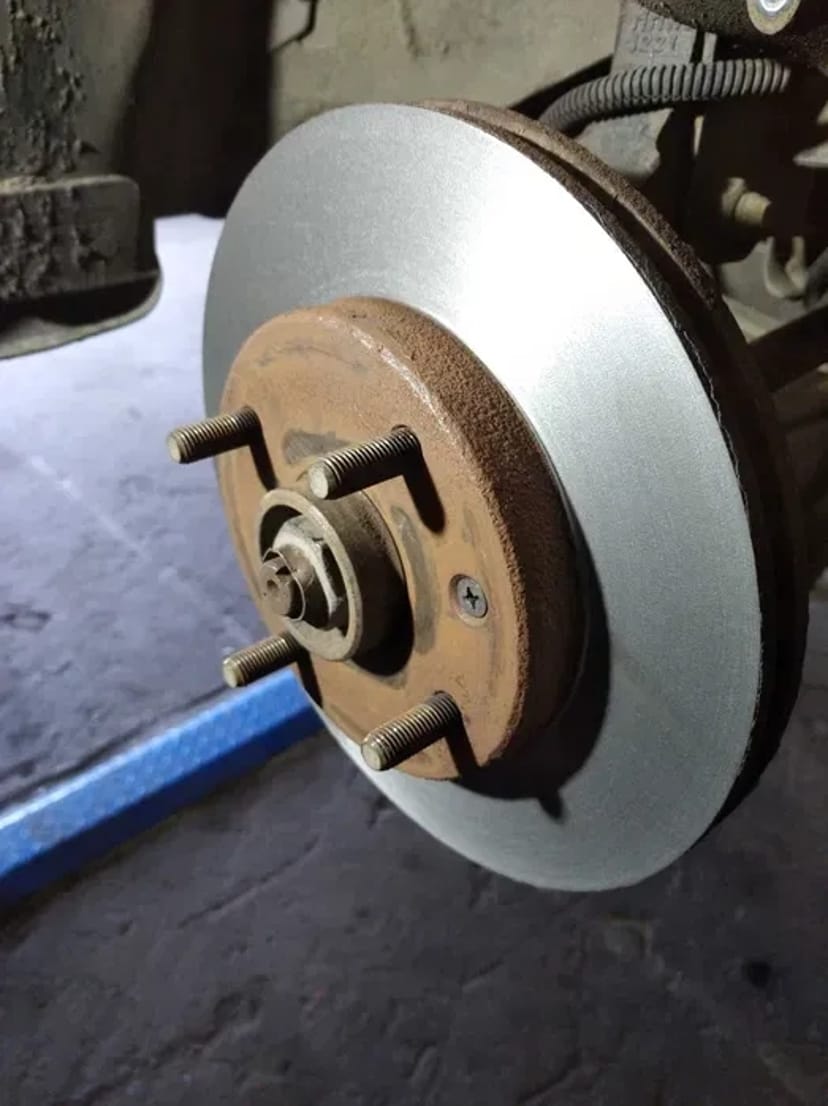 Реставрація гальмівних колодок, проточка дисків і барабанів