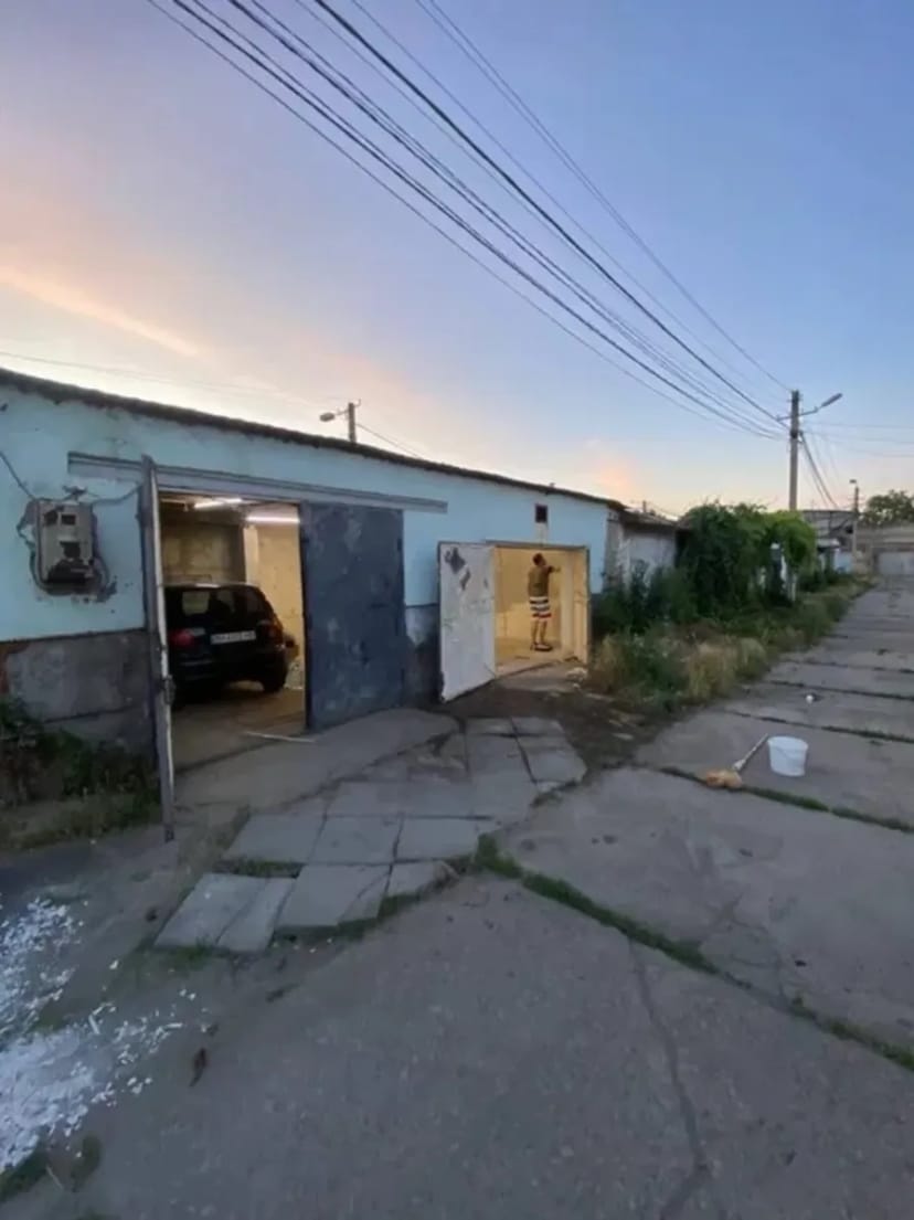 Просторий бетонний гараж на дві машини у зручному та безпечному районі