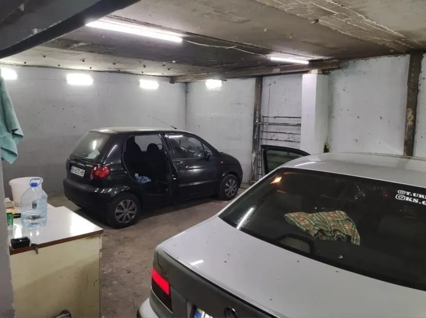 Просторий бетонний гараж на дві машини у зручному та безпечному районі