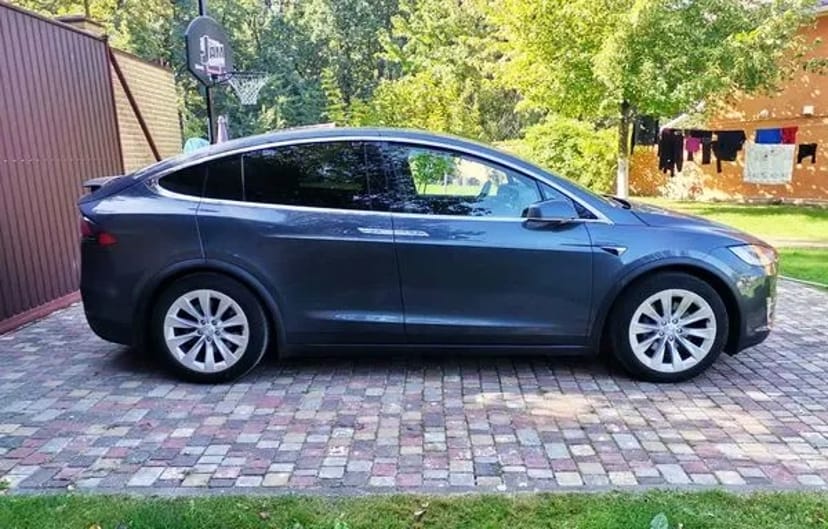 075 Tesla Model X сіра на весілля зйомки 