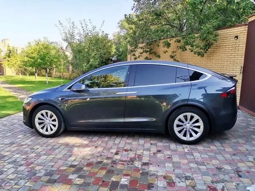 075 Tesla Model X сіра на весілля зйомки 