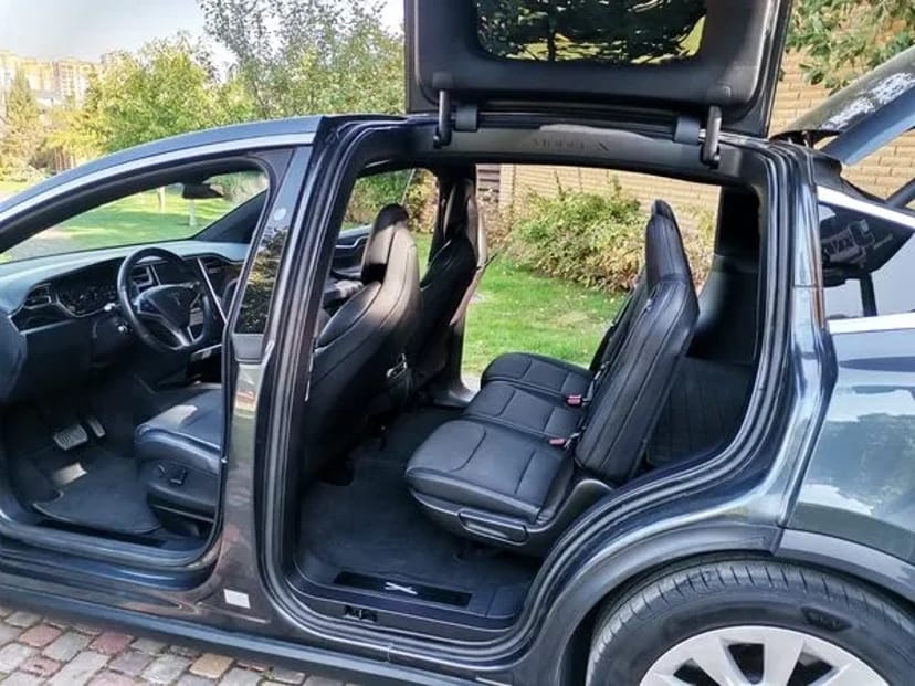 075 Tesla Model X сіра на весілля зйомки 
