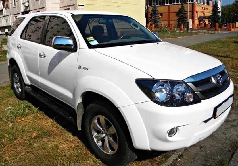 256 Позашляховик на весілля Toyota Fortuner біла