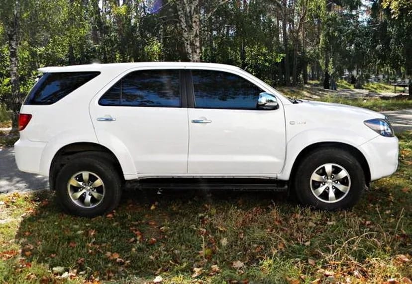 256 Позашляховик на весілля Toyota Fortuner біла