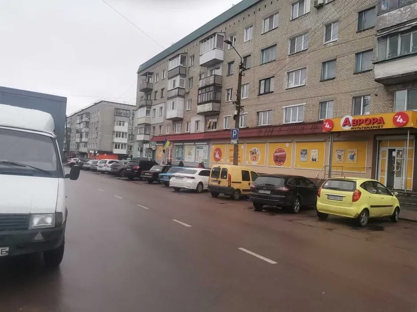 Пропонуємо в користування просторе торговельне приміщення площею 300 квадратних метрів для відкриття вашого магазину чи шоуруму